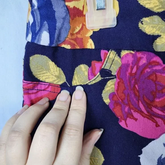 SOFT SURROUNDINGS Super Stretch Big Roses Floral Pull On Capris Pants Petite L - Picture 3 of 14